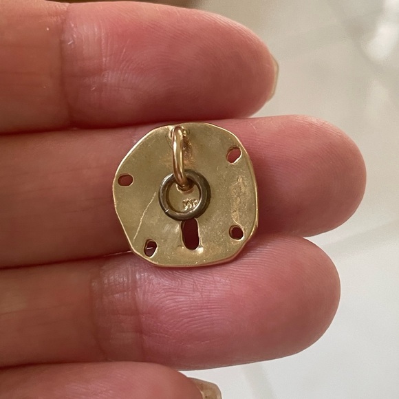 14K Yellow Gold Starfish Pendant/ 3.5 Grams - Picture 3 of 7